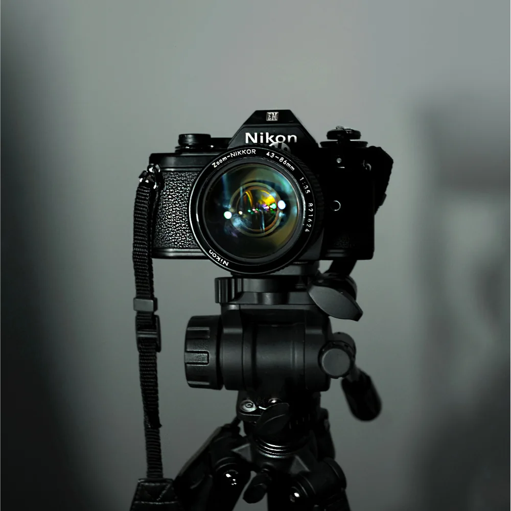 三脚に載せたフィルムカメラ